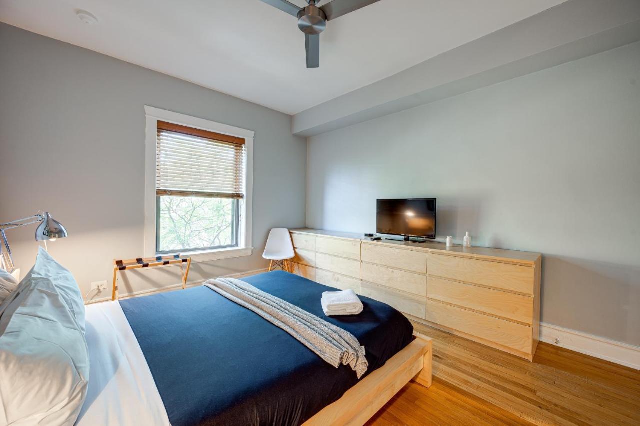 Steps To The Lakefront! This Uptown Beauty Is Everything You Need For A Perfect Getaway Apartamento