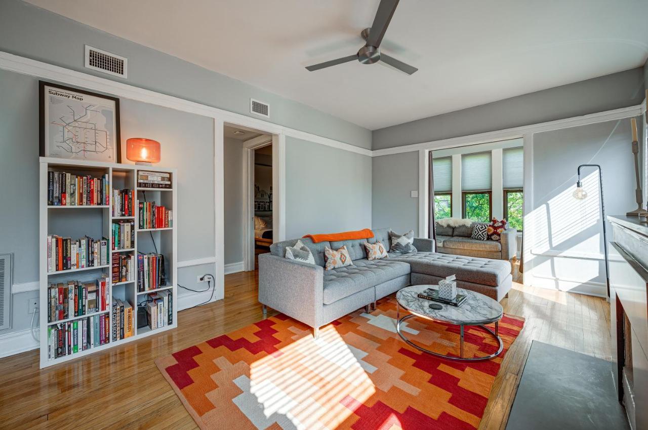 Steps To The Lakefront! This Uptown Beauty Is Everything You Need For A Perfect Getaway Apartamento